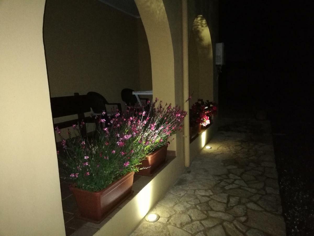 B&B Fiori Di Pesco เฟอร์ติเลีย ภายนอก รูปภาพ